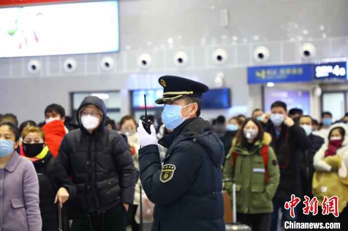 图为铁路工作人员引导旅客。 周晓舟 摄 哈铁恢复开行16.5对旅客列车助力复产复工