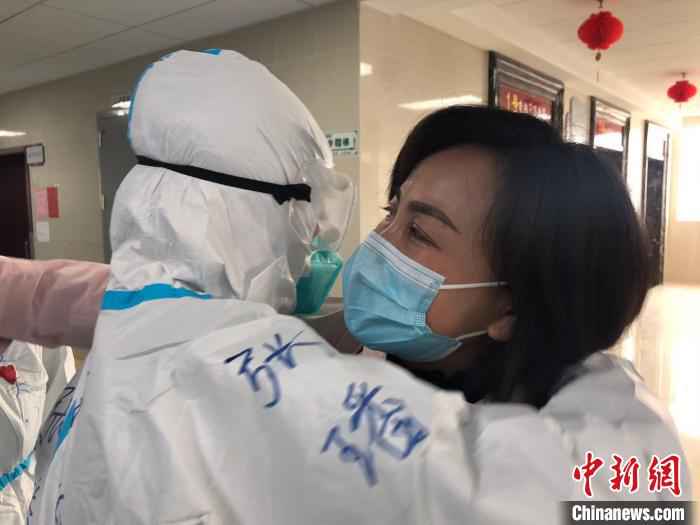 3月19日,山西支援天门中医院医疗队医护的最后一例确诊病人出院。尹翻平供图 坚守天门的57个日夜