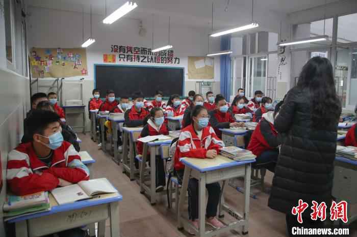 贵州初三高三的学生在16日迎来“开学第一课” 瞿宏伦 摄 贵州28天零新增 初三高三迎来“开学第一课”